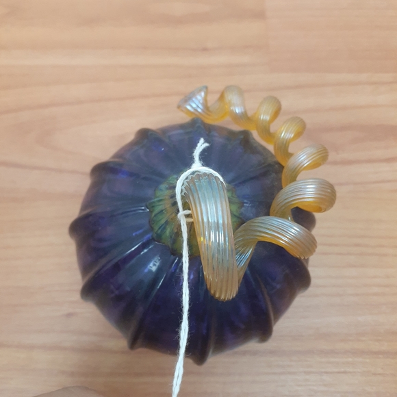 Hand blown purple glass pumpkin Signed - Picture 5 of 6